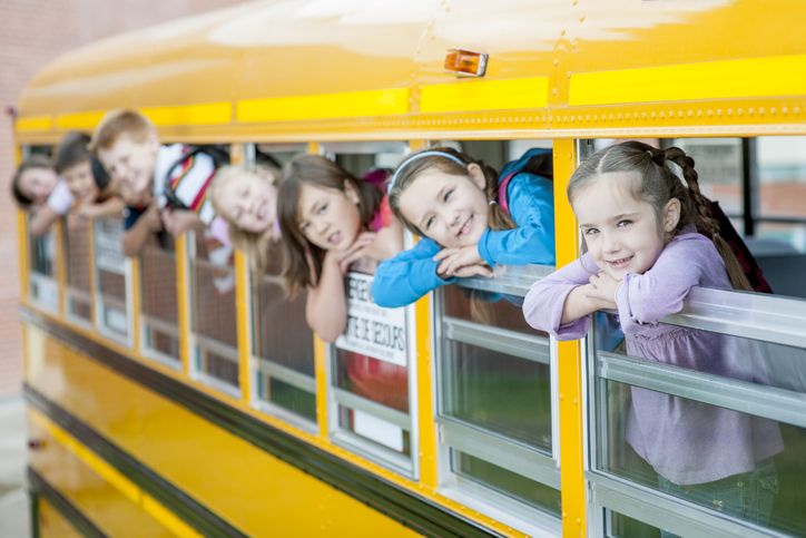 dzieci w żółtym autobusie
